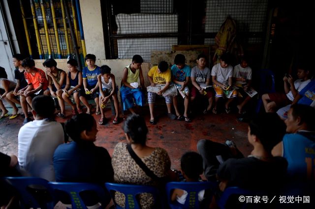 实拍菲律宾青少年割礼,全程无麻醉,男孩用手捂眼被疼哭